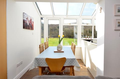 Dining area, internet