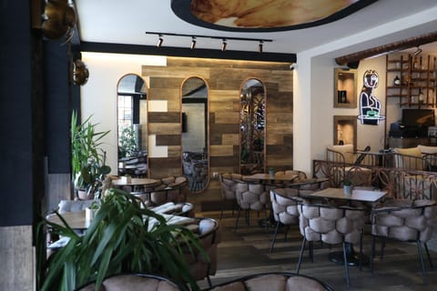 Property building, Restaurant/places to eat, Breakfast