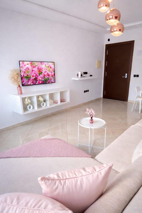Bed, Living room, Photo of the whole room, Seating area, Bedroom