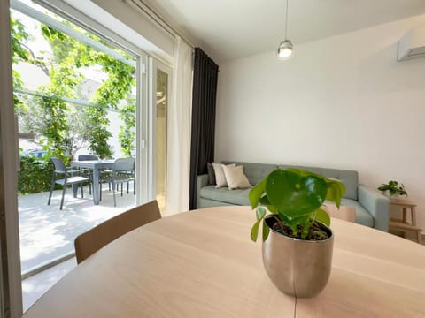 Garden, Balcony/Terrace, Living room, Seating area, Dining area, air conditioner