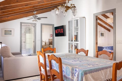 Seating area, Dining area