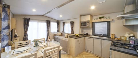 Coffee/tea facilities, Kitchen or kitchenette, Living room, Seating area, Dining area