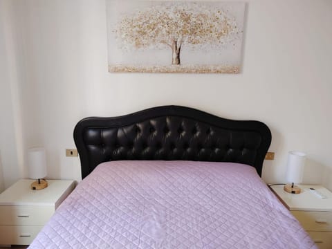 Bed, Living room, Photo of the whole room, Seating area, Bedroom