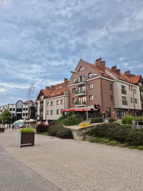 Restaurant/places to eat, Day, Location