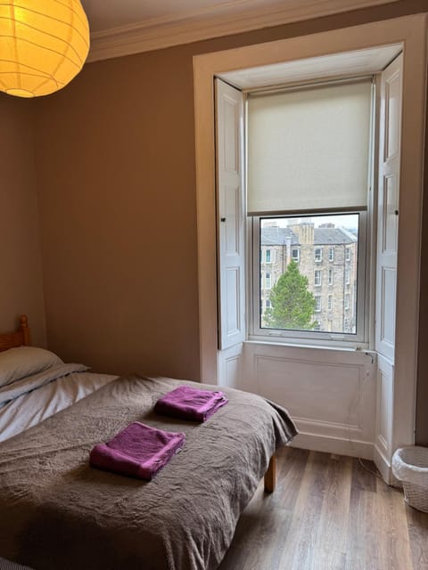Central Room In Historic Tenement Shared Apartment Near Old Town Vacation rental in Edinburgh