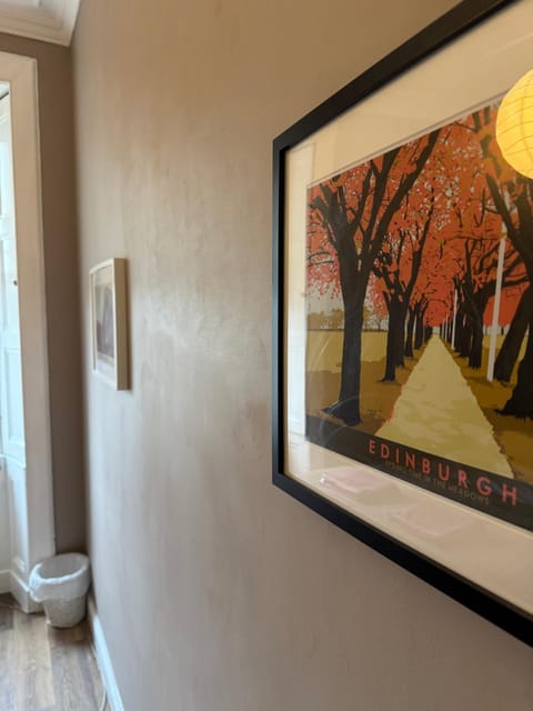Central Room In Historic Tenement Shared Apartment Near Old Town Vacation rental in Edinburgh