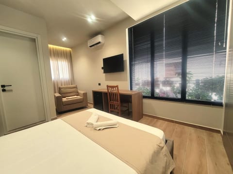 Bed, TV and multimedia, Bedroom