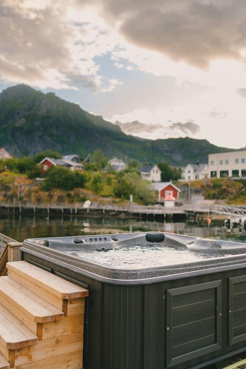 Astabrygga - Lofoten Jacuzzi House in Lofoten