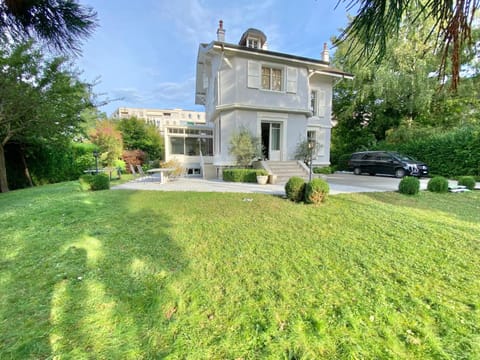 Property building, Spring, Day, Natural landscape, Garden, Garden, Balcony/Terrace, Garden view, Parking
