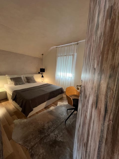 Bed, Photo of the whole room, Seating area, Bedroom