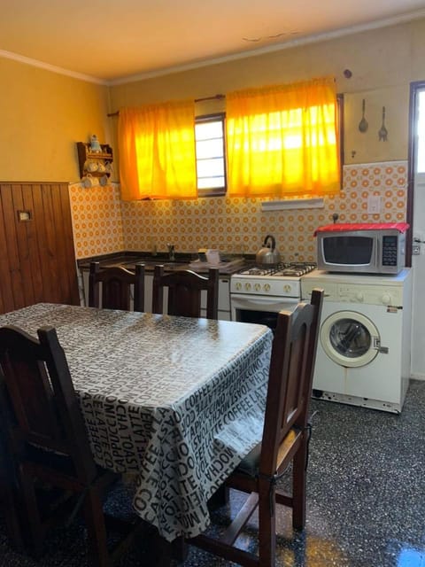 Kitchen or kitchenette, Dining area, oven, pet friendly, washing machine