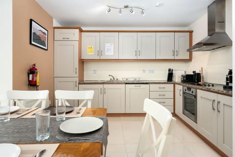 Coffee/tea facilities, Kitchen or kitchenette, Dining area, dishwasher, oven, stove, toaster
