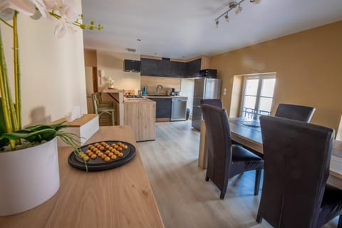 Kitchen or kitchenette, Dining area