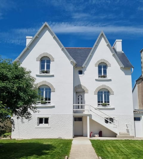 Property building, Facade/entrance, Day, Garden, Garden view