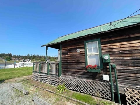 Bridge tender with loft House in La Conner