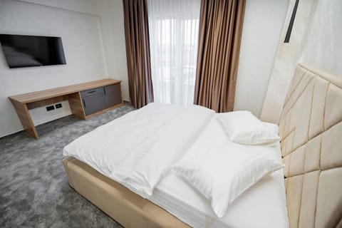 Bed, TV and multimedia, Photo of the whole room, Bedroom