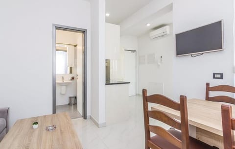 TV and multimedia, Living room, Seating area, air conditioner