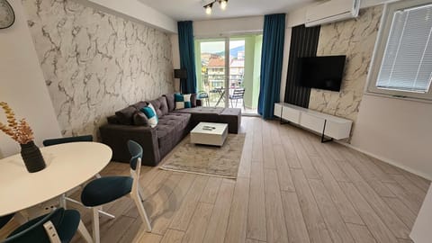 TV and multimedia, Living room, Seating area, Evening entertainment