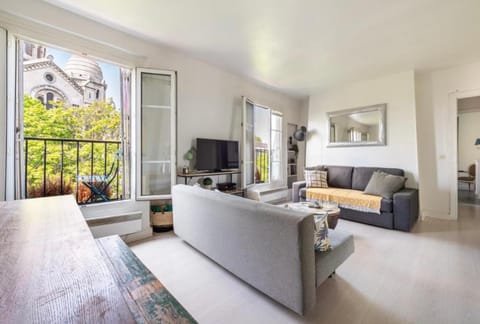 Communal lounge/ TV room, TV and multimedia, Living room, Seating area, Landmark view