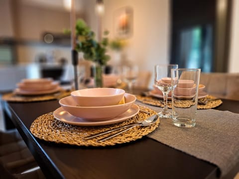 Living room, Food and drinks, Seating area, Dining area