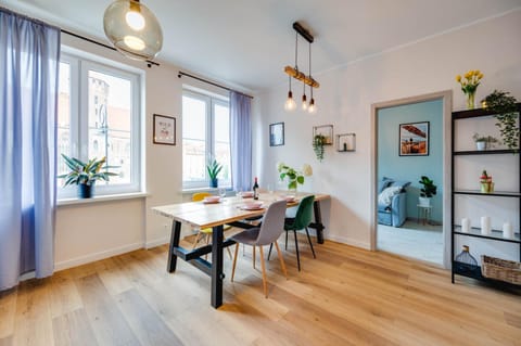 Kitchen or kitchenette, Seating area, Dining area