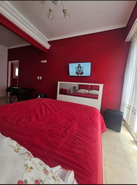 Bed, TV and multimedia, Photo of the whole room