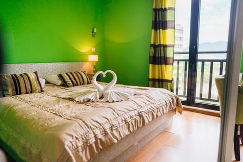 Bed, Bedroom, towels