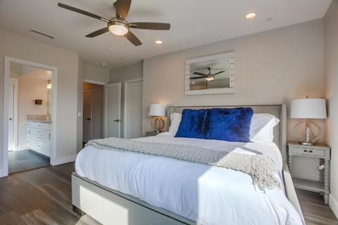 Ocean-view home blocks to beach with private hot tub & rooftop deck House in Pacific Beach