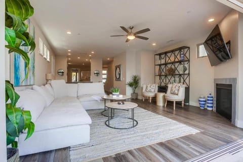 Ocean-view home blocks to beach with private hot tub & rooftop deck House in Pacific Beach