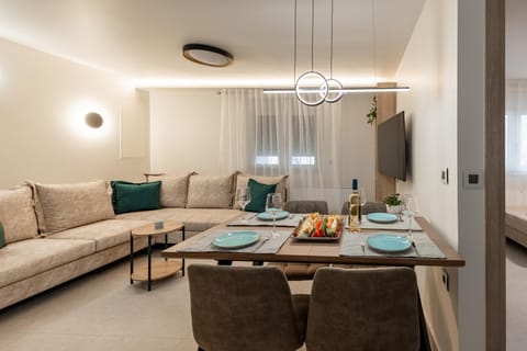 TV and multimedia, Seating area, Dining area