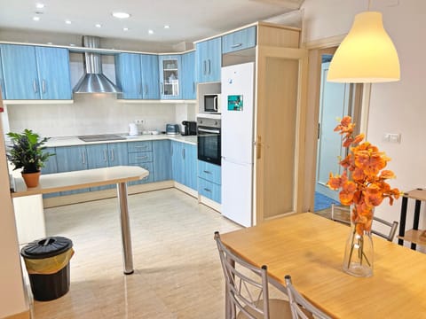 Kitchen or kitchenette, Dining area, dishwasher, minibar, oven, stove