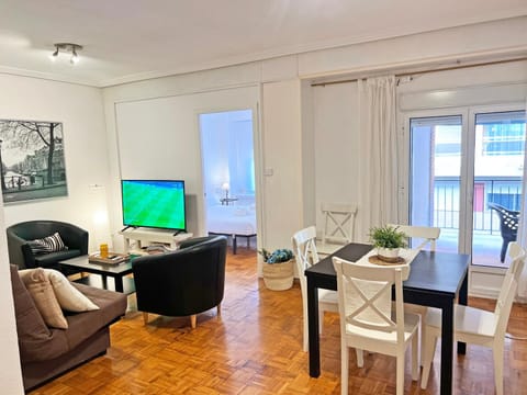 TV and multimedia, Living room, Seating area, Dining area