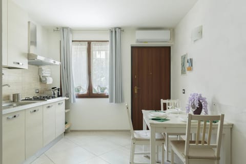Kitchen or kitchenette, Dining area, oven, stove, air conditioner
