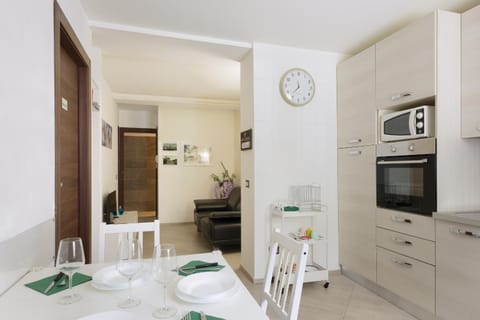 TV and multimedia, Kitchen or kitchenette, Dining area, oven, stove