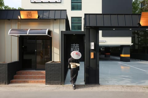 Property building, Facade/entrance