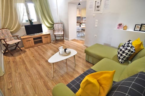 TV and multimedia, Living room, Seating area, Evening entertainment