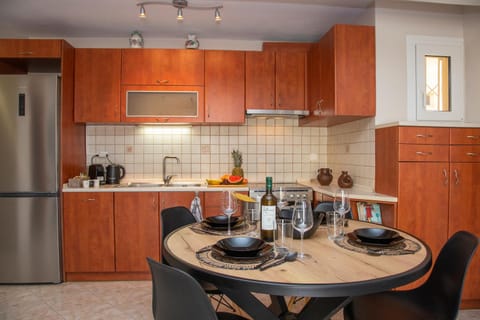 Coffee/tea facilities, Kitchen or kitchenette, stove