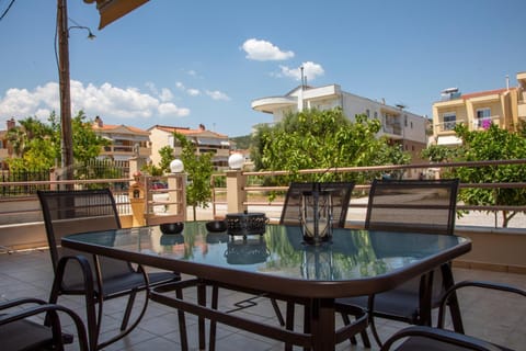 Property building, Day, Balcony/Terrace