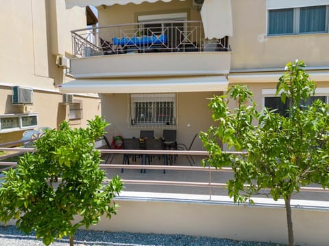 Property building, Day, Balcony/Terrace