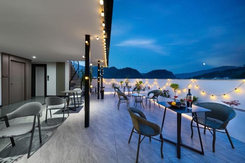 Patio, Night, Natural landscape, View (from property/room), Balcony/Terrace, Living room, Seating area, Dining area, Mountain view