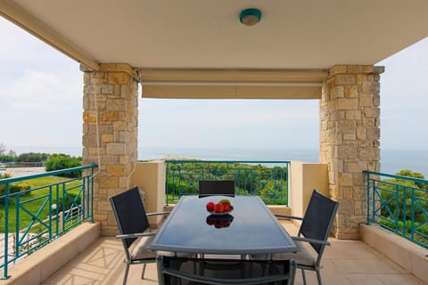 Natural landscape, View (from property/room), Balcony/Terrace, Dining area, Sea view