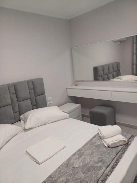 Bed, Living room, Photo of the whole room, Seating area, towels