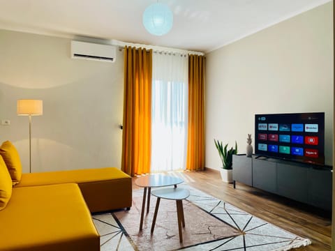Communal lounge/ TV room, TV and multimedia, Living room, Seating area, Evening entertainment, Bedroom, air conditioner