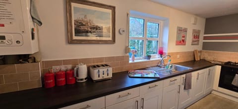 Coffee/tea facilities, Kitchen or kitchenette, stove, toaster