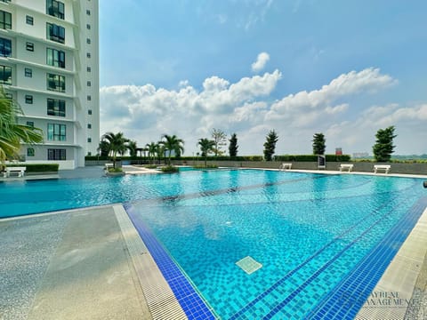 Swimming pool, sunbed