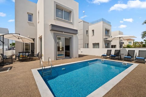 Property building, Patio, Day, Pool view, Swimming pool, sunbed
