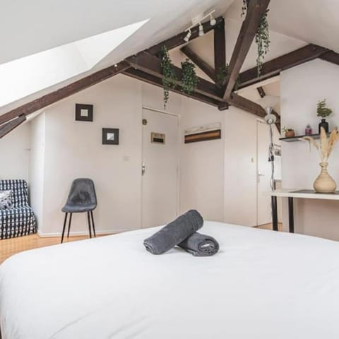 Photo of the whole room, Bedroom, towels