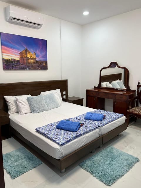 Photo of the whole room, Bedroom, air conditioner