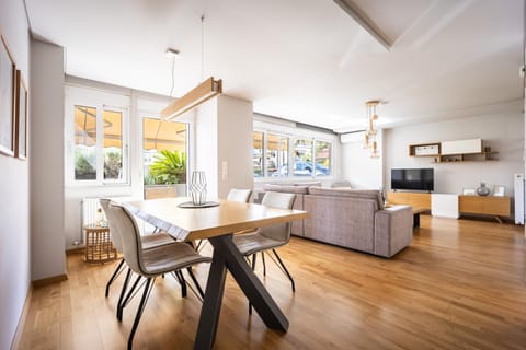 TV and multimedia, Living room, Seating area, Dining area