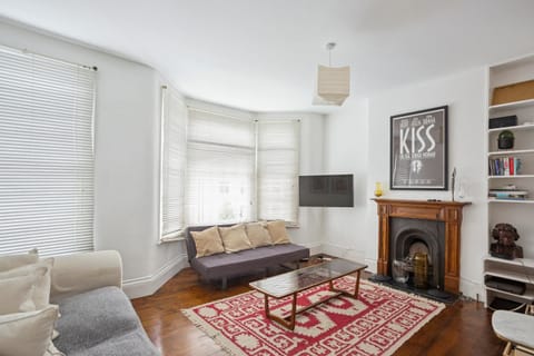 TV and multimedia, Living room, Seating area, Evening entertainment